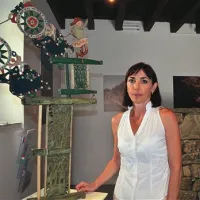  Tina Novak Pucer ob cimarolu - lesenem okrasu ribiških plovil. Ta primerek je prvi te vrste v Sloveniji.  