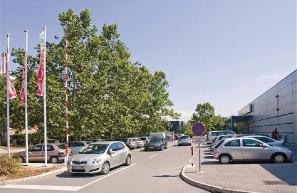 Dovoz  na manjše Sparovo parkirišče odslej ponoči preprečuje zapornica
