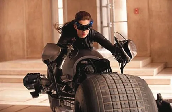 Režiser Christopher Nolan in igralec Christian Bale bosta v zgodbi Vzpon viteza teme (The Dark Knight Returns) končala veliko  medijsko poglavje