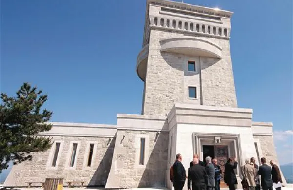 Kmalu bo napočil drugi september, za katerega napovedujejo slovesno odprtje neke vrste  spominskega obrambnega stolpa tik ob državni meji z Italijo