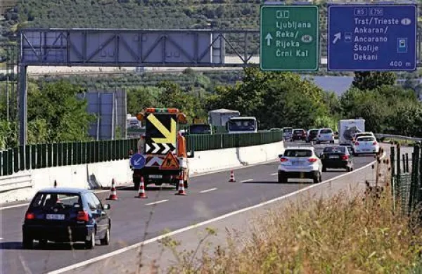Prometna nesreča se je zgodila na viaduktu Bivje v smeri Ljubljane