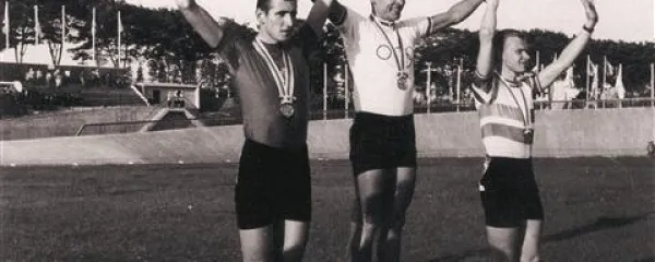  Jurij Uršič (prvi z leve) je na olimpijskih igrah v Tokyu leta 1964 osvojil srebrno kolajno v kolesarstvu