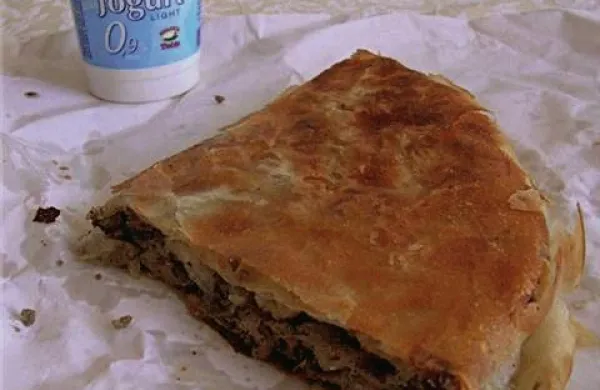   Srbski novinarji, ki so do zgodnjih jutranjih ur spremljali delo srbskega parlamenta, so še pred zoro dobili zgodnji zajtrk