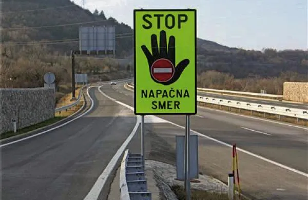 Prava smer pri uvozu na avtocesto je za nekatere voznike še vedno uganka (slika je simbolična)
