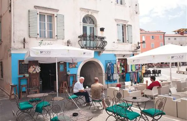 Modra barva je za pročelje na Tartinijevem trgu neprimerna, pravijo na Zavodu za varstvo kulturne dediščine 