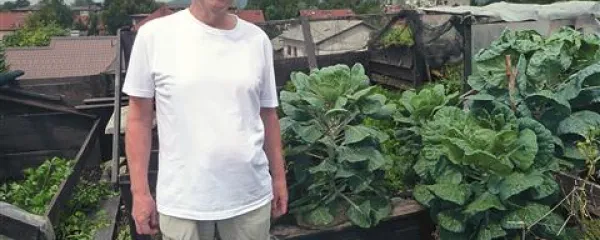 Gojko Stanič  med gredicami na strehi: “Vsak slovenski državljan bi moral imeti ustavno pravico do vrta.”
