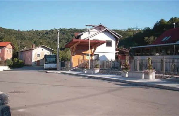 Če je bil še pred tednom dni, ko se je ponavadi odvijalo srečanje slovenskih in zamejskih vasi narinski vaški trg takole prazen, pa ga bo ta konec tedna preplavilo pestro dogajanje ob štiridnevnem praznovanju shoda.
