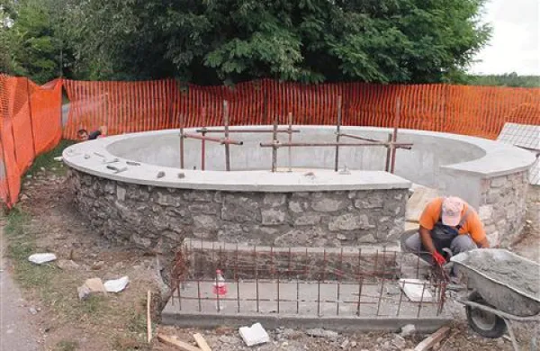 V okviru projekta Living Fountains obnavljajo tudi  zbiralnik v Koritih na Krasu 