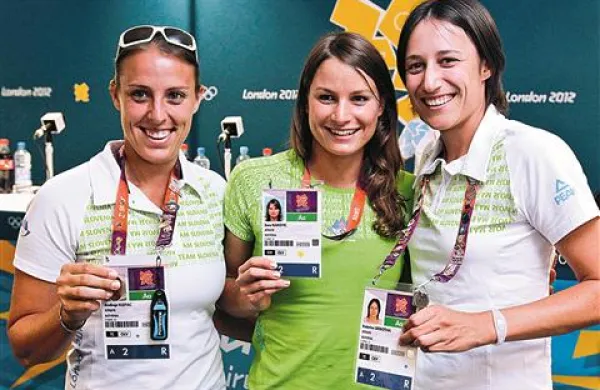 Svoje olimpijske akreditacije je na ogled postavila teniško-plavalna naveza (z leve) Andreja Klepač, Sara Isaković in Katarina Srebotnik. Vse tri prvi nastopi čakajo že danes