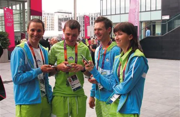 Slovenska kolesarska ekipa včeraj v olimpijskem parku (z leve): Borut Božič, Jani Brajkovič, Grega Bole in Polona Batagelj