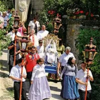 Nedeljska procesija po strmih krkavških ulicah