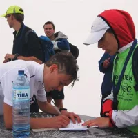 Mateje Kosovelj na cilju izpolnjuje formular dopinške kontrole