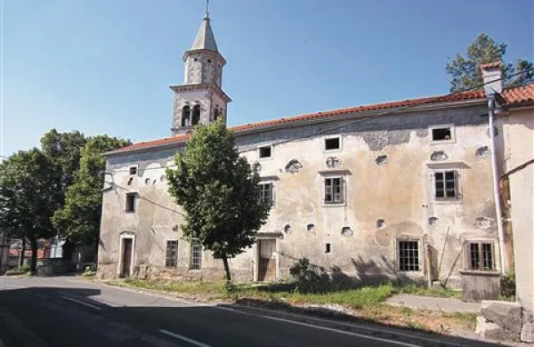 Obnova templjarske hiše sredi  Lokve bo zaradi slabega poslovanja prejšnje KS še nekaj časa nedokončana