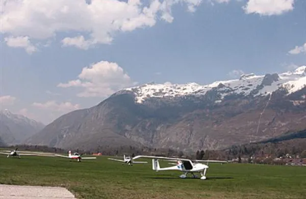 Na športnem letališču Bovec bodo s pomočjo evropskih finančnih sredstev zgradili novo upravno stavbo, hangar, letališko stezo ter uredili območje