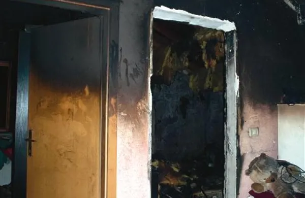 V goreči dnevni sobi so spraznili 18 gasilnih aparatov