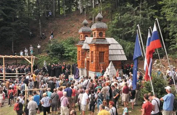 Ob Ruski kapelici pod Vršičem se je zbralo več kot dva tisoč ljudi