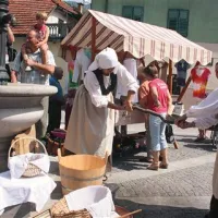  Ob fontani na perilnici oprano težko laneno blago  je potrebno dobro ožeti ...