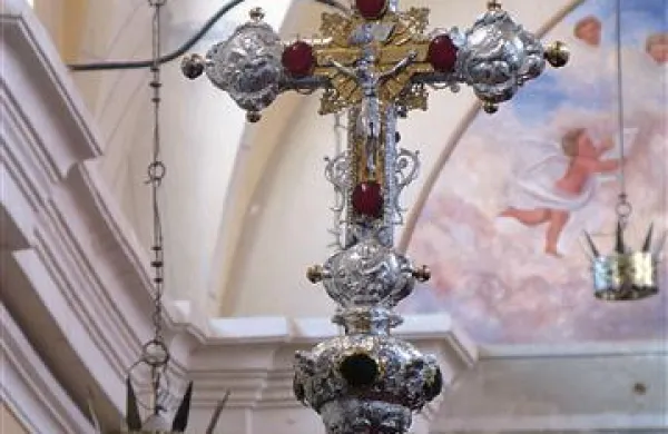 Procesijski križ je izdelan iz žlahtnih kovin, najdragocenejša pa je njegova starost, saj datira v daljne leto  1685