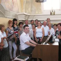 Organist Leo Čotar se s pevkami in pevci veseli novih orgel