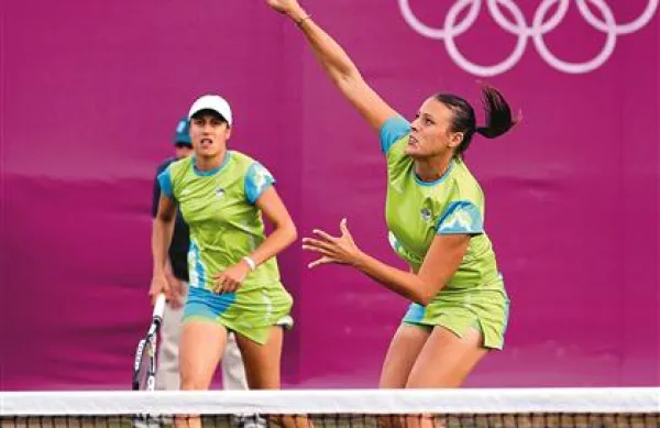 Andreja Klepač (levo) in Katarina Srebotnik sta si priigrali drugi krog turnirja dvojic na travi Wimbledona