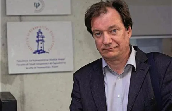 Vršilec dolžnosti dekana FHŠ Gorazd Drevenšek je odpravil sklep o začetku volitev, ki ga je senat fakultete sprejel marca, ter začetek postopka volitev dekana postavil na 5. oktober