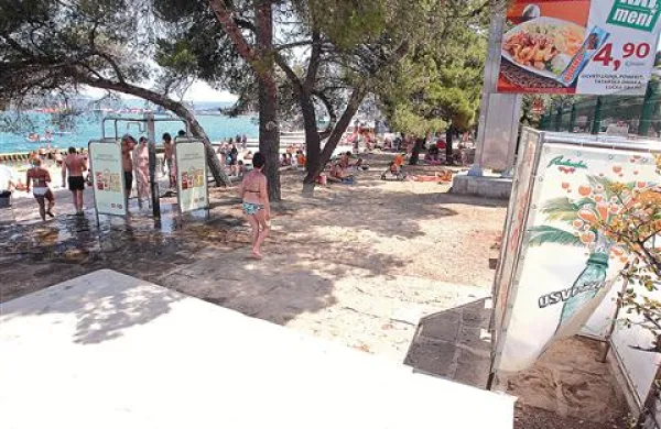 Kopalci se pritožujejo čez nedelujoče tuše, upravljalec plaže pa trdi, da bi že samo eden zadoščal