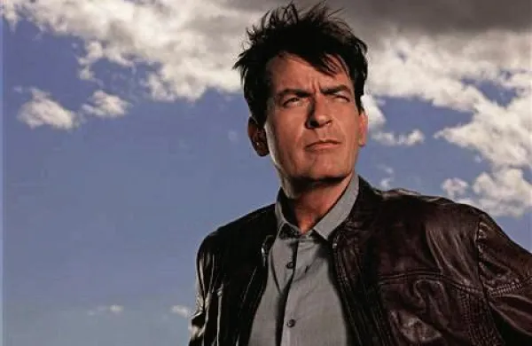 Igralec Charlie Sheen je v svojo novo humoristično serijo Anger Management (Menedžment jeze) pripeljal družinsko okrepitev - svojega očeta