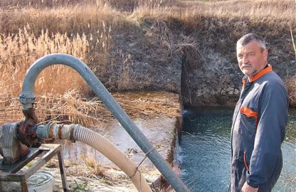 Egidio Žiber je marca še zajemal vodo iz Dragonje, zdaj pa je struga popolnoma izsušena 