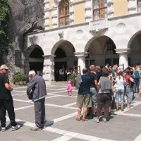 Vrste pred prodajalno vstopnic v Postojnsko jamo se vsej prej kot redčijo, zapolnjuje jih vse več obiskovalcev iz dežel vzhajajočega sonca