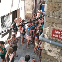 Glasne so tudi velike skupine mladih, ki se podnevi zadržujejo v ozki piranski ulici, opozarjajo sosedje  
