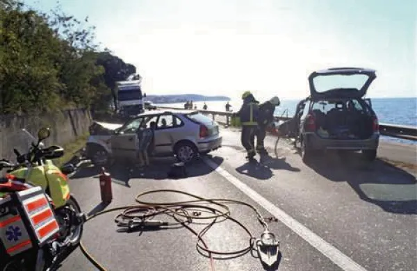 Nesreča zaprla obalno cesto