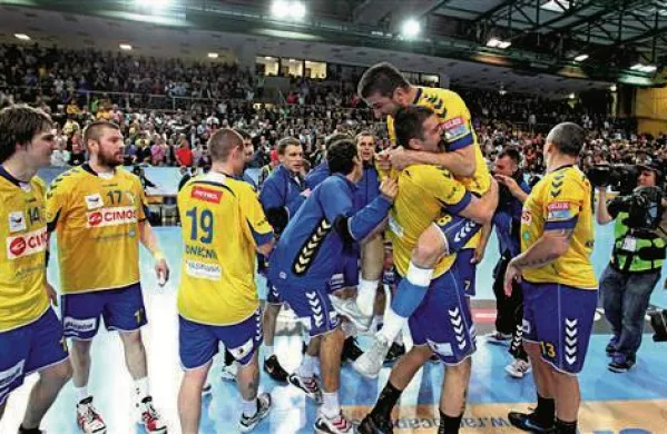 Evropska rokometna  zveza (EHF) je včeraj naknadno sklenila, da Cimos povabi v kvalifikacije za ligo prvakov