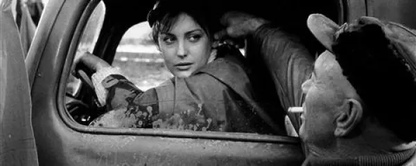 Špela Rozin v filmu Bitka na Neretvi (1969) skupaj z  igralcem Yulom Brynnerjem
