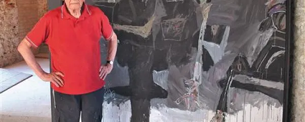 Jože Ciuha pred sliko Hommage à F. Kafka