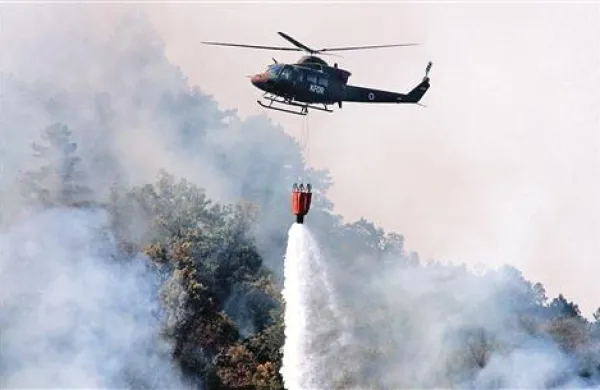 Helikopter Slovenske vojske je gasil požar na pobočju Svete gore