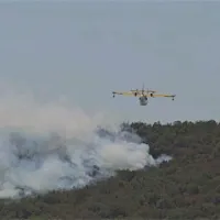 Foto: Igor Frankovič. Požar so Hrvati gasili tudi s pomočjo kanaderja