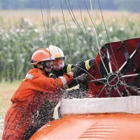 Slovenskim helikopterjem so pri zajemanju vode pomagali gasilci