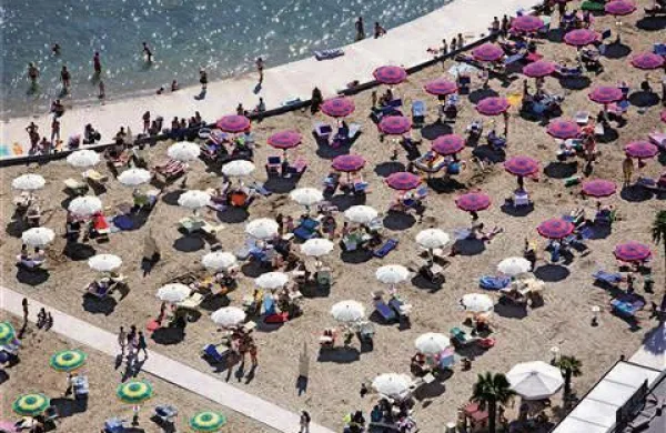 Občina Izola je v bližini Delamarisa uredila pasjo plažo