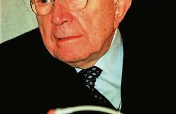 Predsednik sedmih italijanskih vlad Giulio Andreotti, ki velja za enega najvplivnejših italijanskih politikov po drugi svetovni vojni, je moral v soboto zvečer v bolnišnico zaradi srčne aritmije