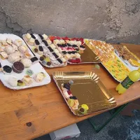 Že nekoliko načeta ponudba slaščic, ki po naporu še kako prijajo, pa čeprav niso pretirano zdrave 