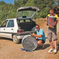 Ob progi je tekače spremljal in spodbujal duet