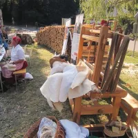 Ves ročni postopek predelave lanu v platno je zamuden, vendar še največ časa vzame tkanje na statvah  