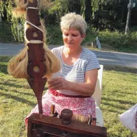 Pri Majdi  Raztresen v Adlešičih v Beli Krajini letno posejejo pol hektarja lanu, iz katerega sprede in stke približno 200 metrov platna, širine 75 centimetrov, kolikor dopuščajo statve. Ostala opravila - sejanje, pukanje, močenje in sušenje lanu - v vasi opravljajo vsi skupaj. 