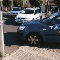 Takole je pred časom taksist zapeljal na parkirišče, ko sta se kljub zeleni luči valja dvignila in poškodovala podvozje avta