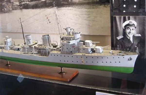 Model rušilca Zagreb, ki ga je leta 1941 razstrelil Sergej Mašera   