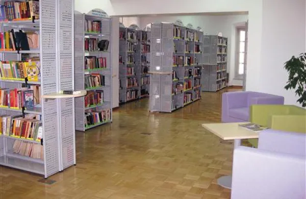 V nekdanji čitalnici, v prvem nadstropju knjižnice na trgu Brolo, je zdaj prostor za slovensko leposlovje 