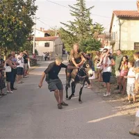 Najhitreje je po cesti skozi vas tekla oslica Mora