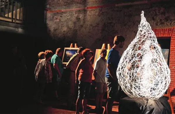 Razstavljena dela, ki so jih v ta namen podarili sodelujoči  umetniki,  so temelj stalne zbirke sodobne sakralne umetnosti. V ospredju skulptura Lumina kiparke Katje Smerdu. 