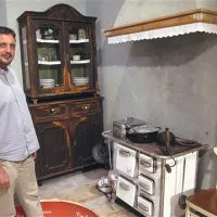 Darko Komšo v kuhinji iz sredine prejšnjega stoletja, ki je del razstave Ki sit ki lačan