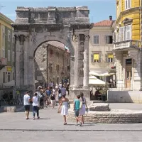 Za Zlatimi vrati oziroma Slavolokom Sergejevcev se vijejo  ulice zgodovinskega Pulja 